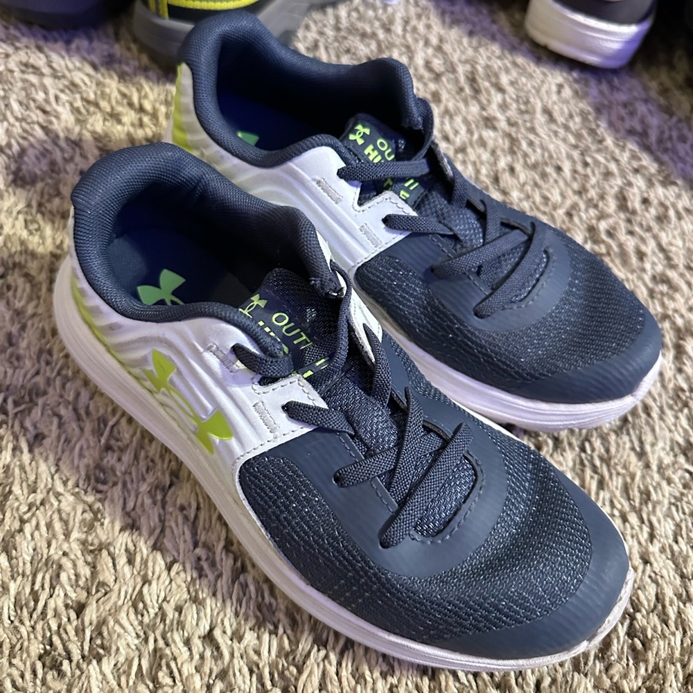 Under amour boys shoe size 1